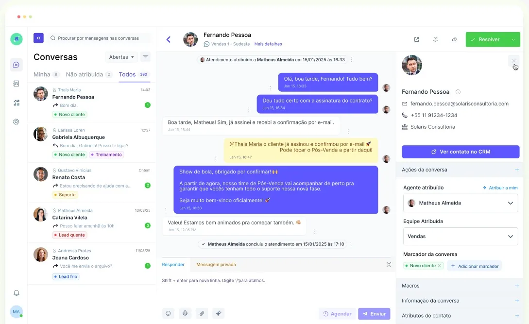 Interface do Agendor Chat com conversas do WhatsApp organizadas em colunas, atendentes atribuídos e dados do contato sincronizados ao CRM